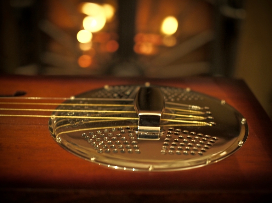 Cigar box guitar