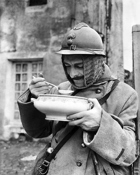 1915 - French soldier eating soup