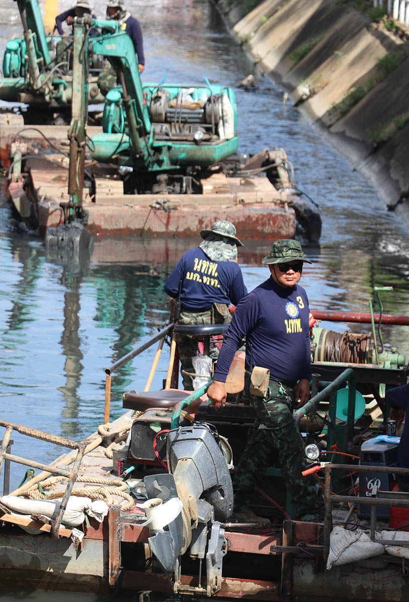 Dredging crew.jpeg