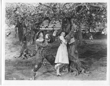 Dorothy, Straw Man and tree