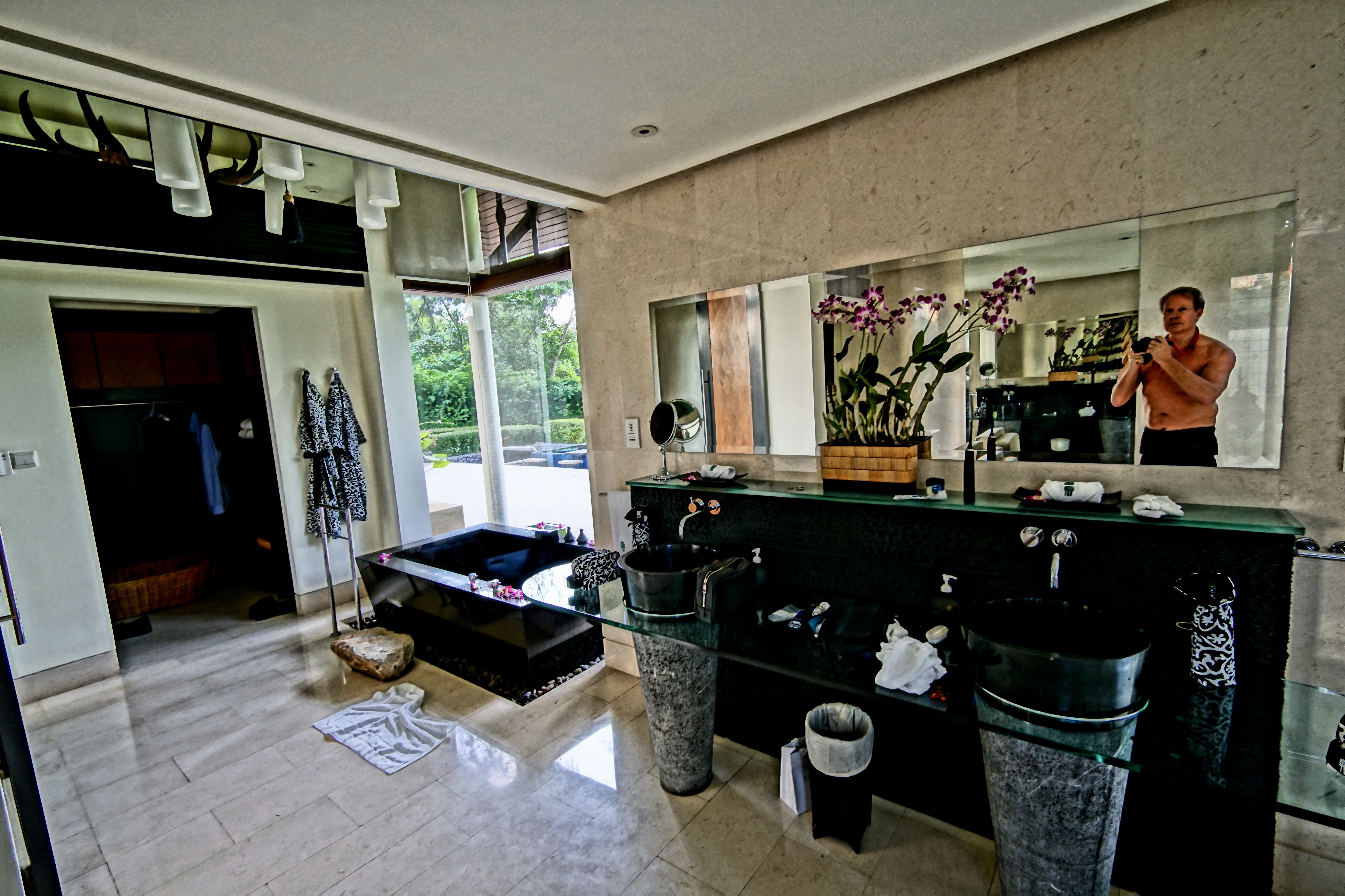 Hellmut Issels, 2016, June, Doublepool Villa, Banyan Tree Hotel, (bathroom), Phuket 