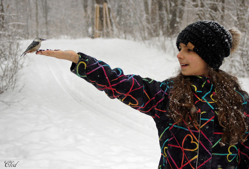 Laurianne et Sittelle - Nuthatch in the hand of Laurie