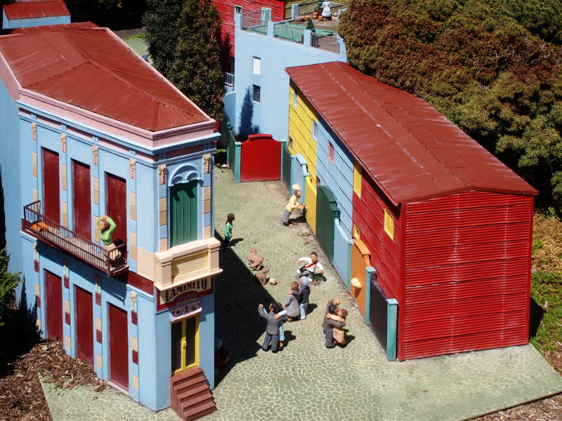 2504: Street scene, La Caminita, Buenos Aires, Argentina