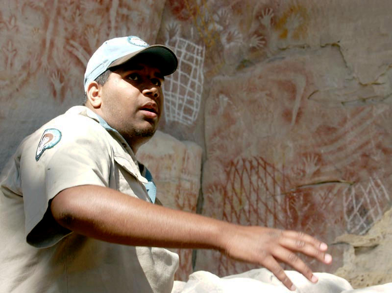Explaining the aboriginal art, Carnarvon Gorge