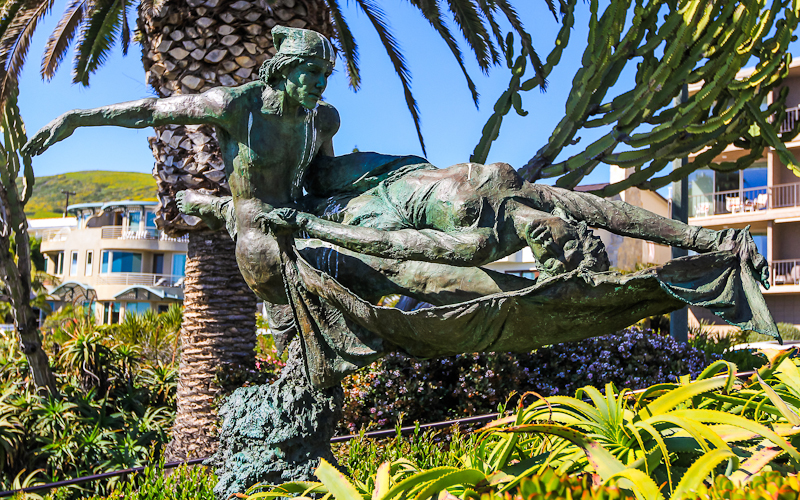 Dancers sculpture along the coast in Laguna Beach