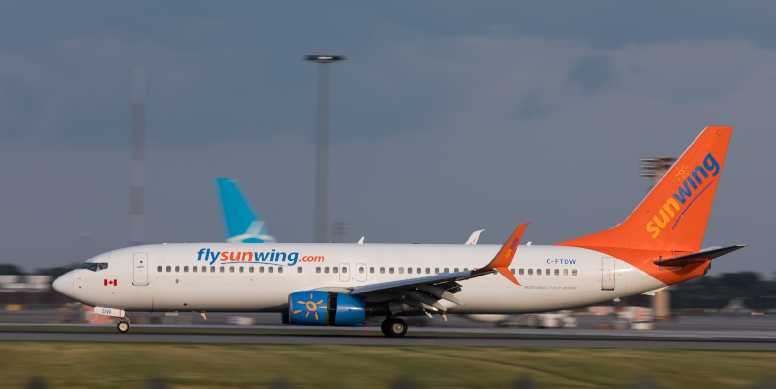 Sunwing B-737-800 landing in YUL