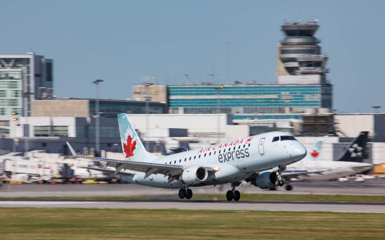 Air Canada Express E-175 landing in YUL Runway 6R