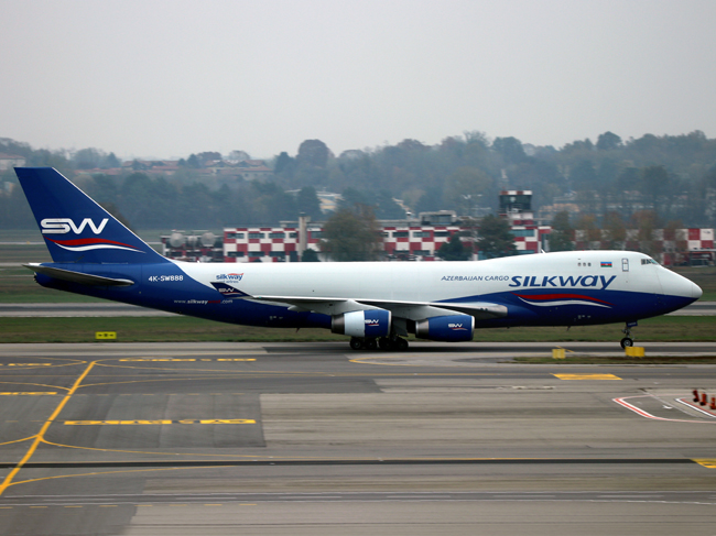 B747-400 4K-SW888 