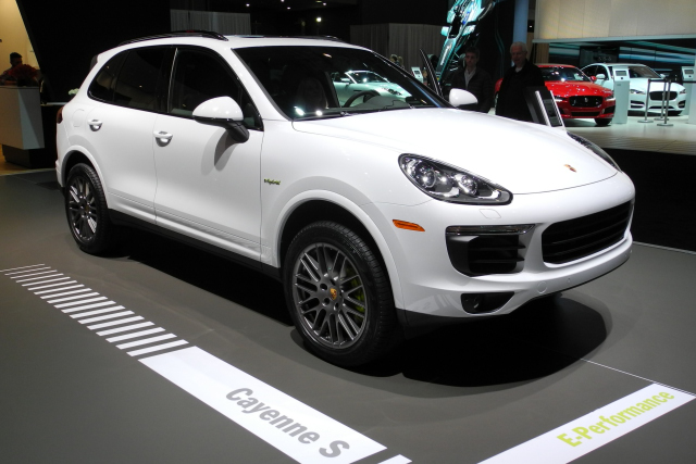 2017 Porsche Cayenne S E-Hybrid (0506)