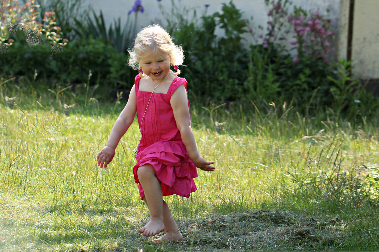 Ellie, 3 r, sommardansar av gldje