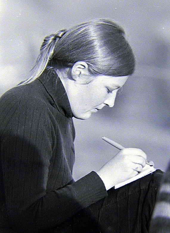 Marie occupe  crire dans le jardin de sa maison de Bosdarros (1971)