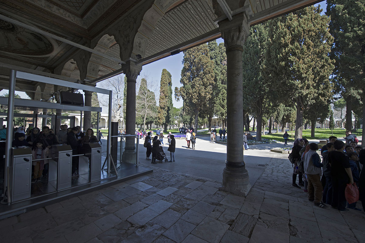 Istanbul Topkapi Gate of Salutations march 2017 1995.jpg