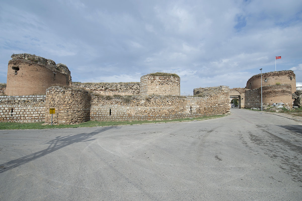 Iznik Wall at Yenisehir Gate october 2018 8231.jpg