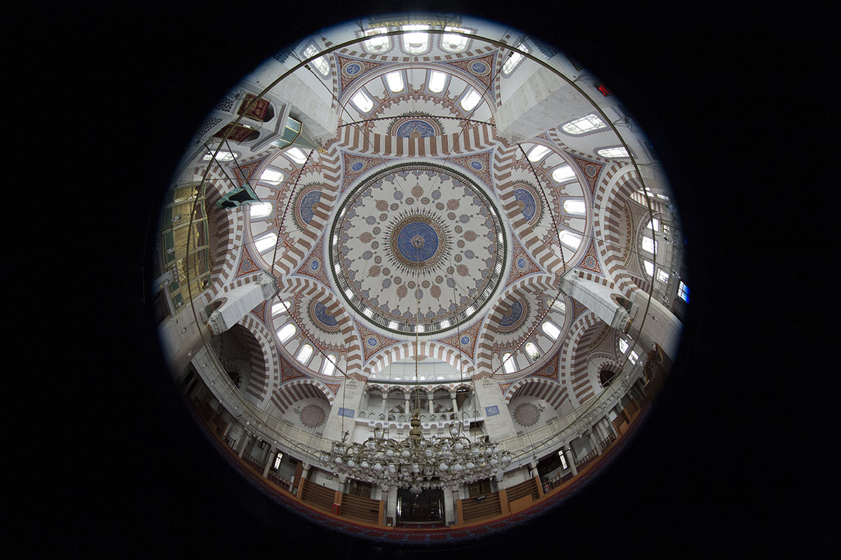 Istanbul Atik Valide Mosque dec 2018 9555.jpg