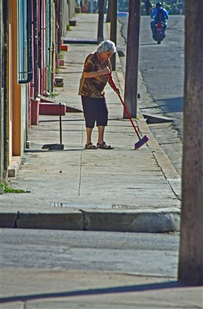 CUBA_2500 Morning sweeping