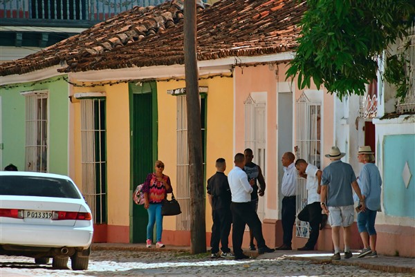 CUBA_2790 The boys hanging out