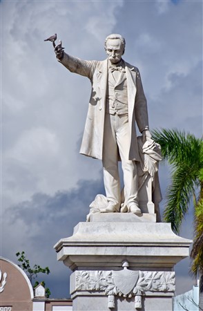 CUBA_3140 Jose' Marti and pigeon