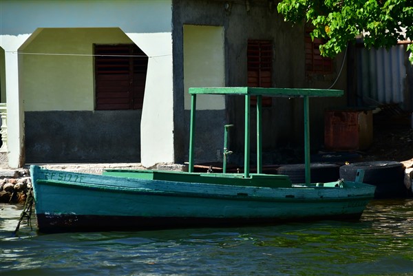 CUBA_3398 Boat at fishing village