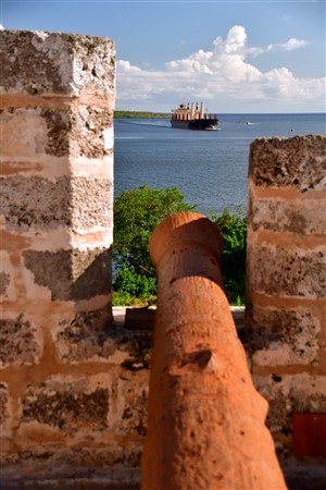 CUBA_3439 'Neptune' under the guns of  El Castillo de Jagua