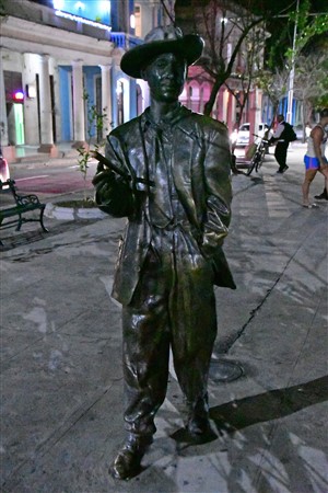 CUBA_3625  Night streets - Beny Moore statue