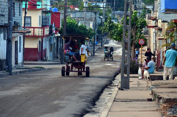 CUBA_3637b Off to work