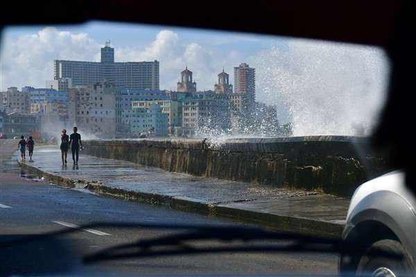 CUBA_3795 Avenida Antonio Maceo along the Malecon