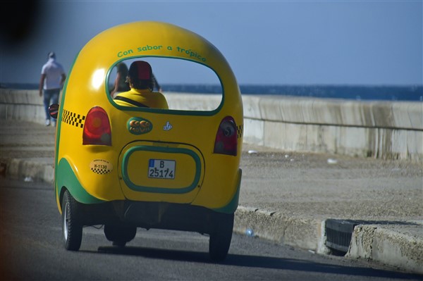 CUBA_3799 Taxi, Avenida aAntonio Maceo along the Malecon