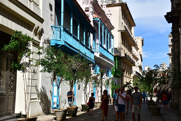 CUBA_4613 Street and balconies