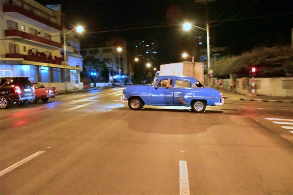 CUBA_5075 Cross street traffic