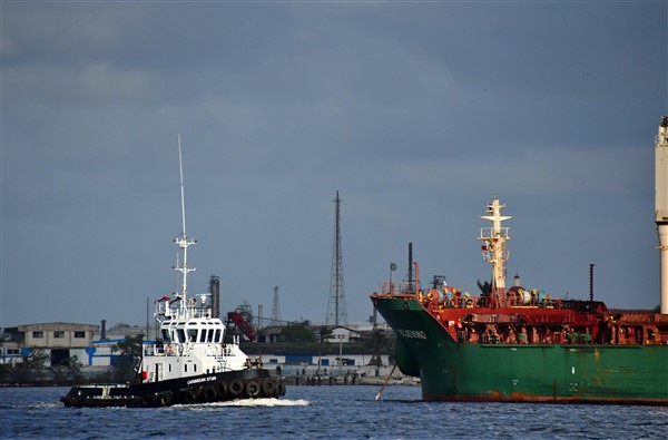 CUBA_5538 Tugboat 'Caribbean Star' and bulk carrier 'Blue Wing'