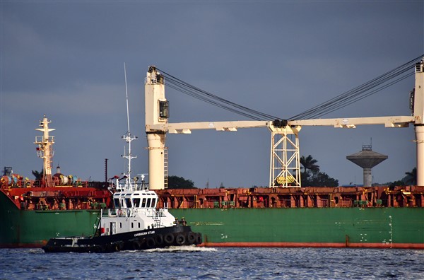 CUBA_5540 Tugboat 'Caribbean Star' and bulk carrier 'Blue Wing'