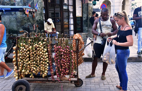 CUBA_5990 On the street in Habana - buying onions