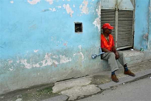 CUBA_6027 On the street in Habana - Watching people