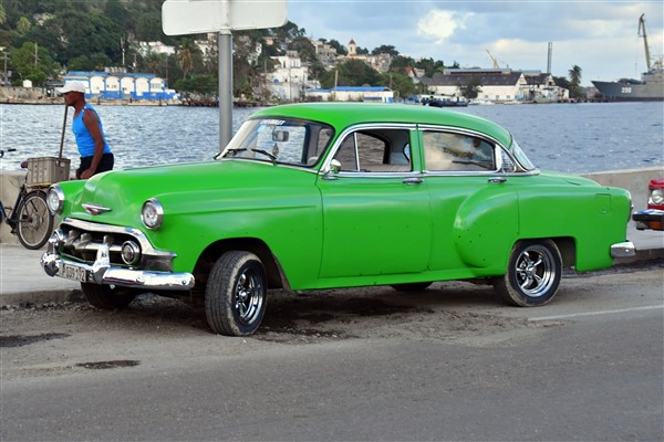 CUBA_6100 Chevy on Avenida del Puerto