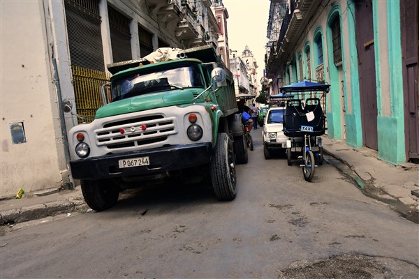 CUBA_6298 Narrow passage