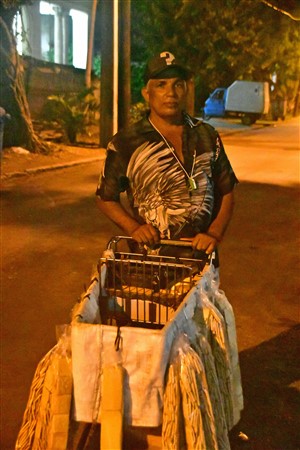 CUBA_6492 Selling bread at night