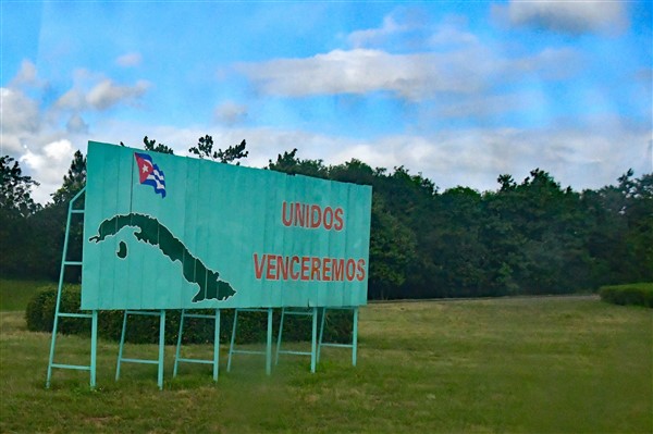 CUBA_6536 On the road to Vinales - 'United we will overcome