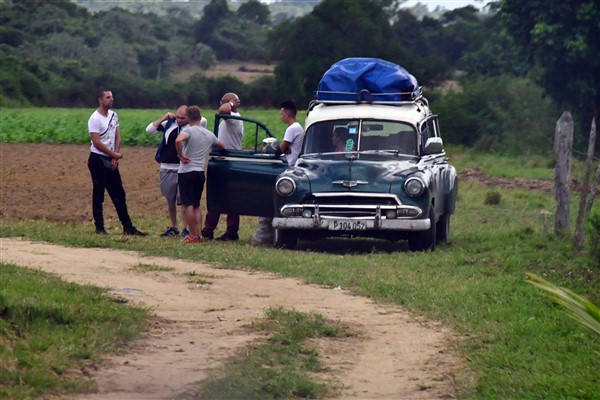 CUBA_6767 On the road to Vinales - Visitors
