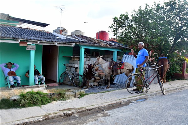 CUBA_6931 Neighborhood chat