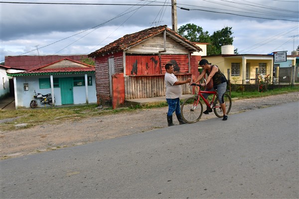 CUBA_7019 Roadside chat