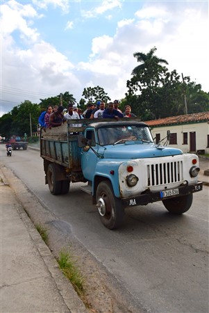 CUBA_7030 Eveniing camion out of town