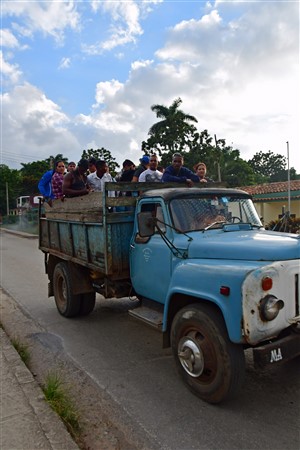 CUBA_7031 Eveniing camion out of town