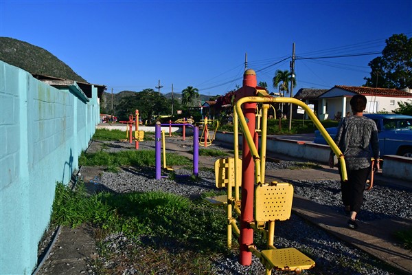 CUBA_7107 Neighborhood exercise equipment