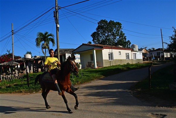 CUBA_7132 Morning ride into town