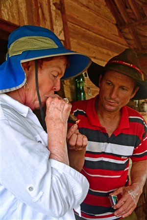 CUBA_7422 Arnold tries cigar