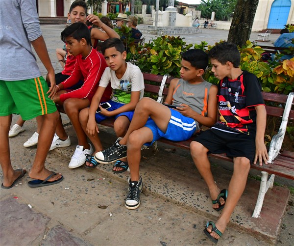 CUBA_7558 Hangin out at the square