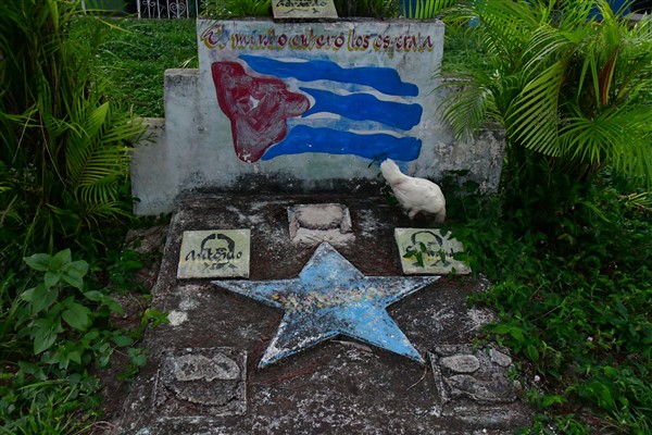 CUBA_7569 Memorial to heros with chicken