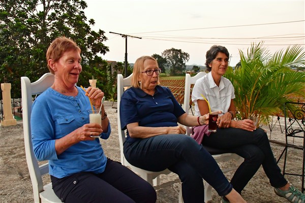 CUBA_7587 Benny, Judy and Cynthia on the roof