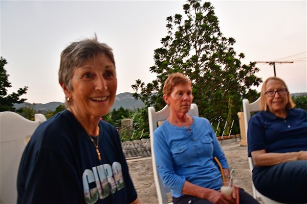 CUBA_7593 Susan, Ray and Judy in blue