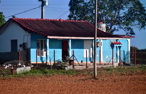 CUBA_7678 House along the way